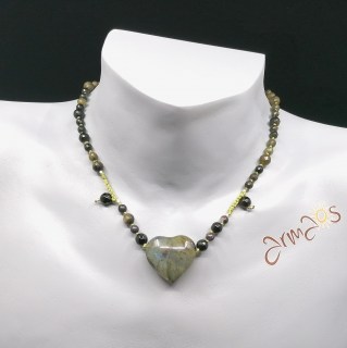 Edelstein Anhänger Vetiver, handgeknüpft, in Kombination mit Collier Vetiver